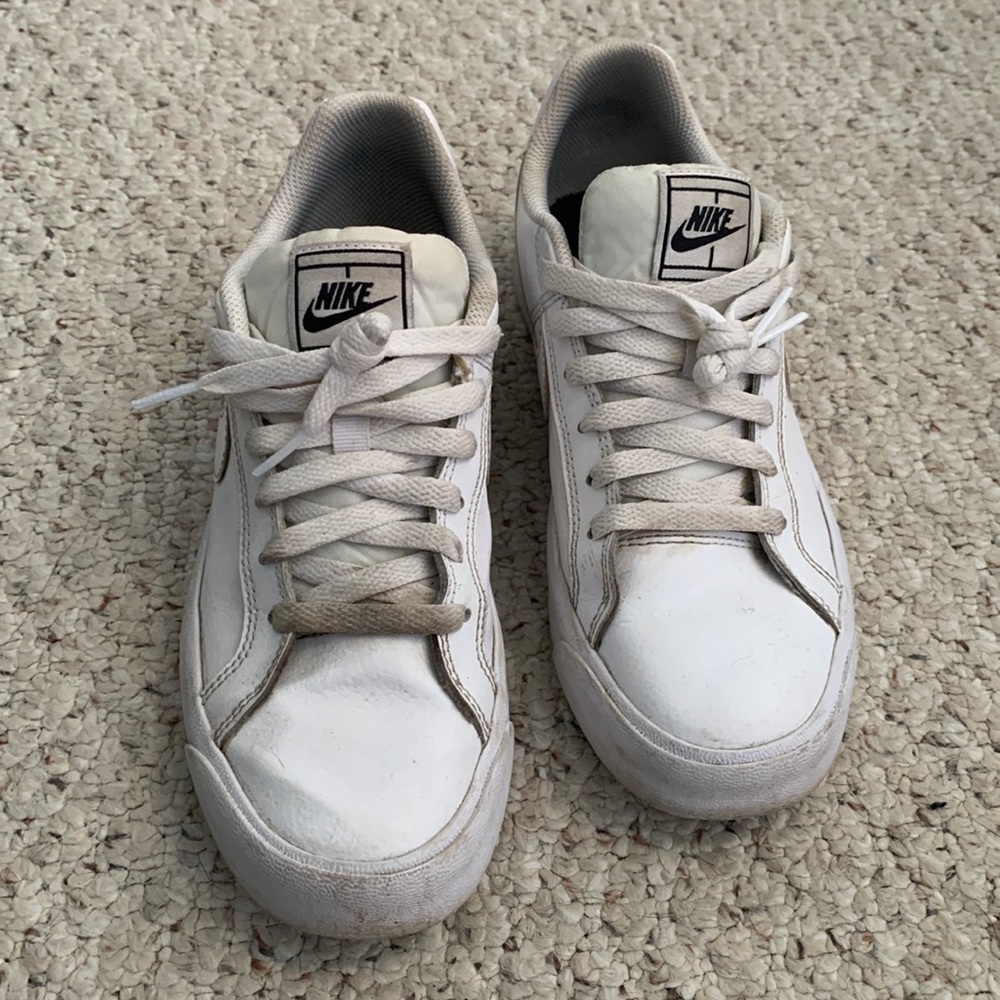 White Nike tennis shoes